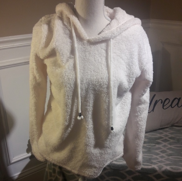 Tops - NWOT🌹🌹 off white fluffy Teddy hoodie